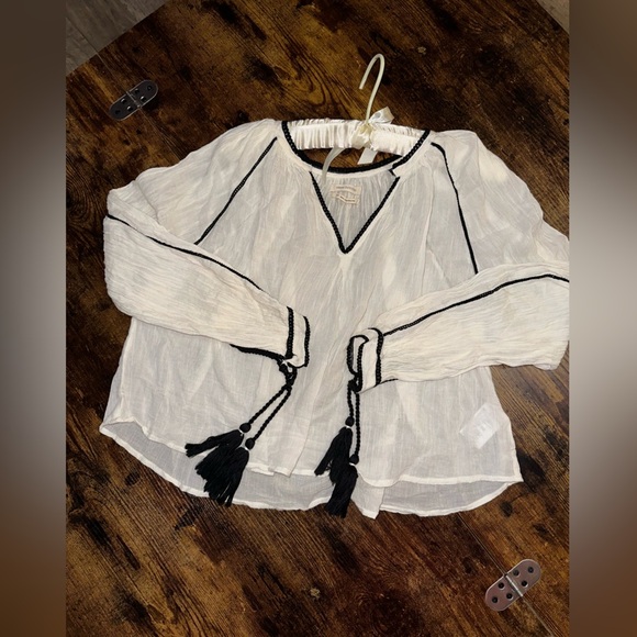 White V-Neck Women's‎ Top - Picture 10 of 10